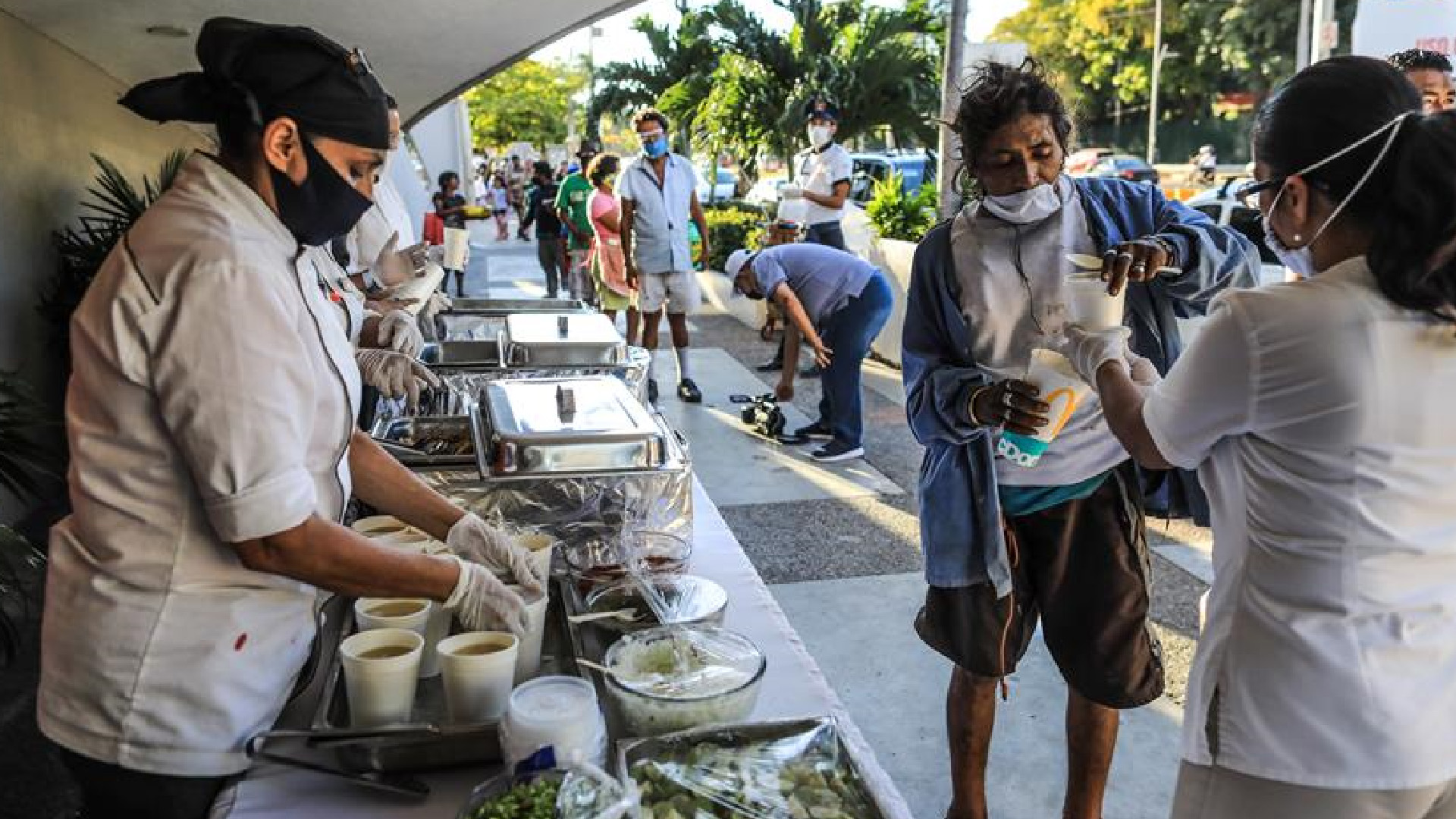 Trabajadores de hotel reparten cenas a personas de bajos recursos por Año Nuevo en Acapulco