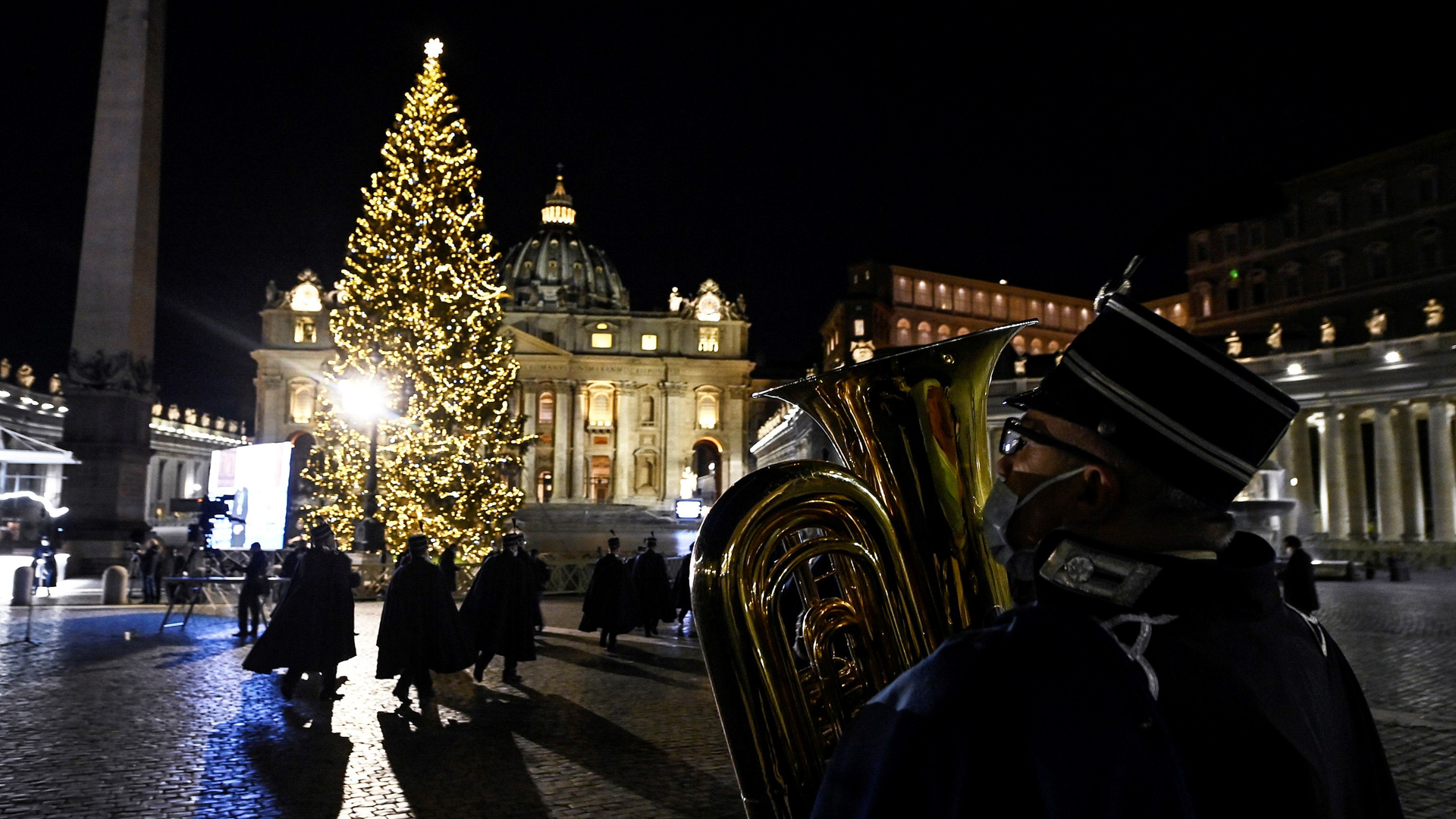 #Video Se cuela astronauta en Portal de Belén del Vaticano - encendido-del-arbol-de-navidad-en-plaza-de-san-pedro