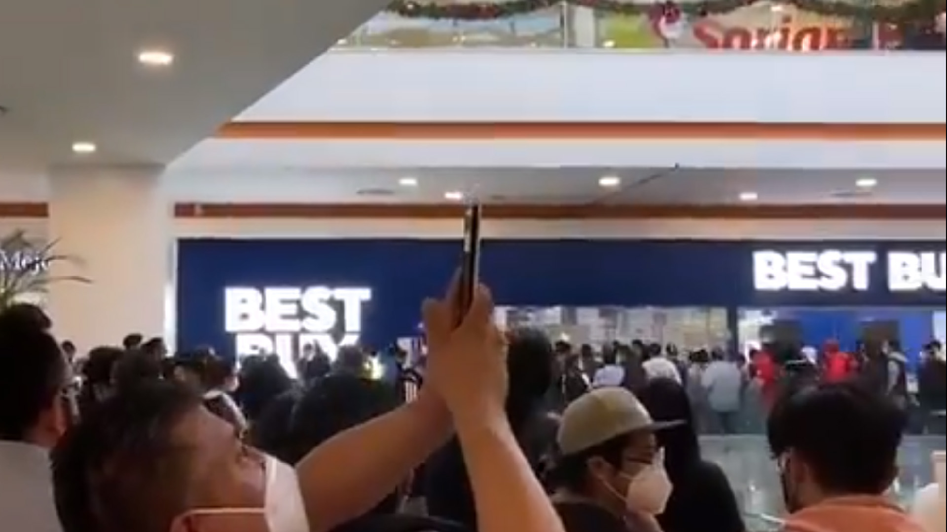 #Videos Enormes filas por liquidación en Best Buy pese a pandemia