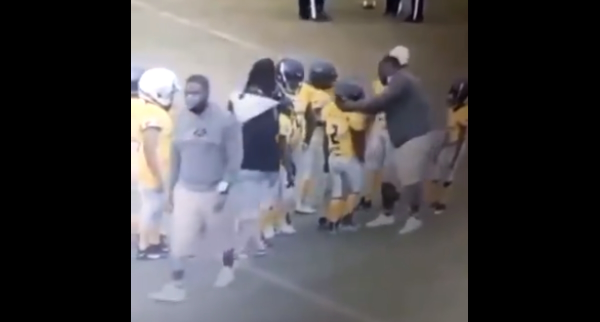 #Video Entrenador golpea a niño durante partido de futbol americano en Florida #Video Entrenador golpea a niño durante partido de futbol americano en Florida