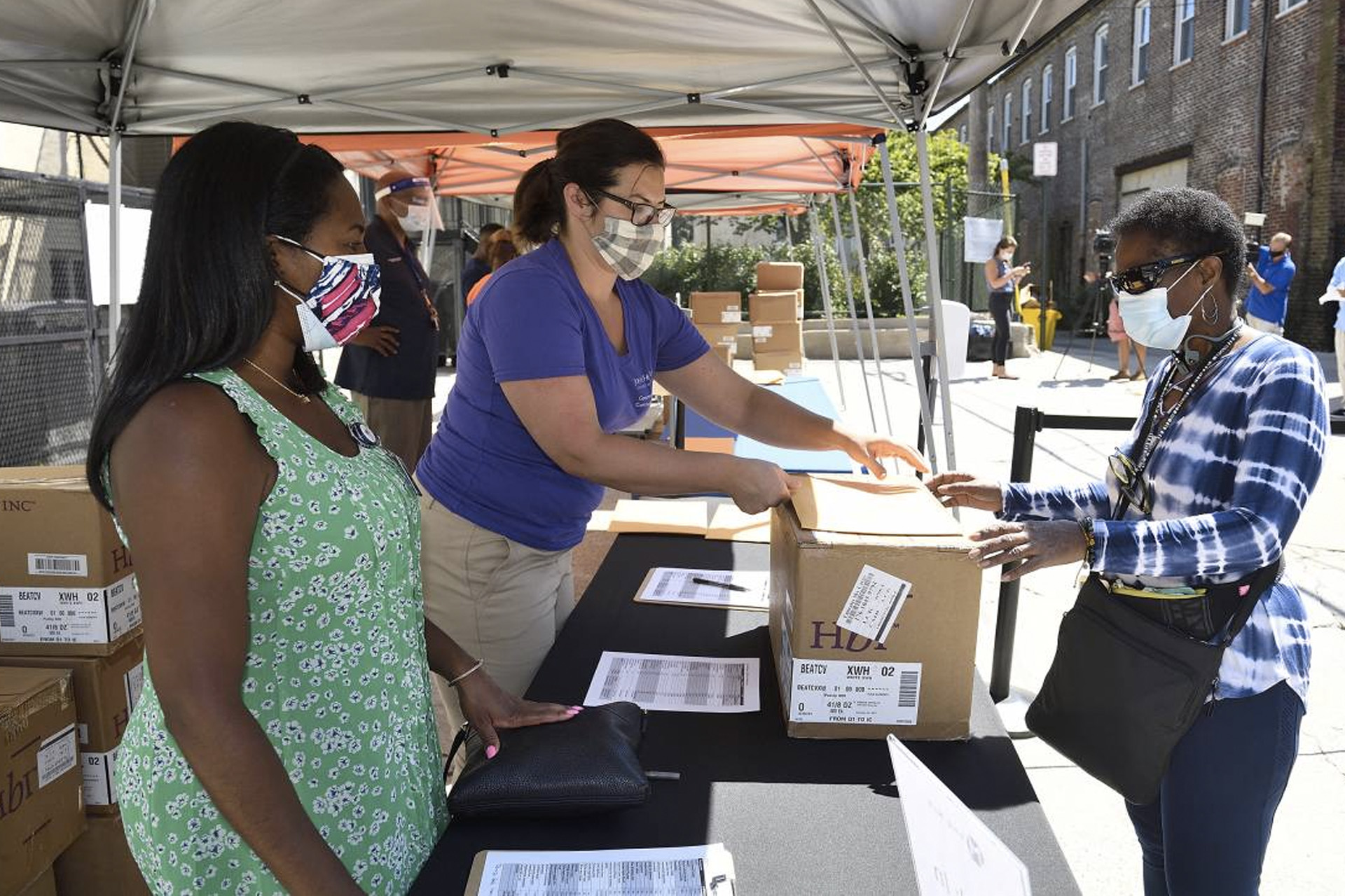 Estados Unidos comienza campaña de vacunación contra COVID-19 el mismo día que rebasa los 300 mil muertos