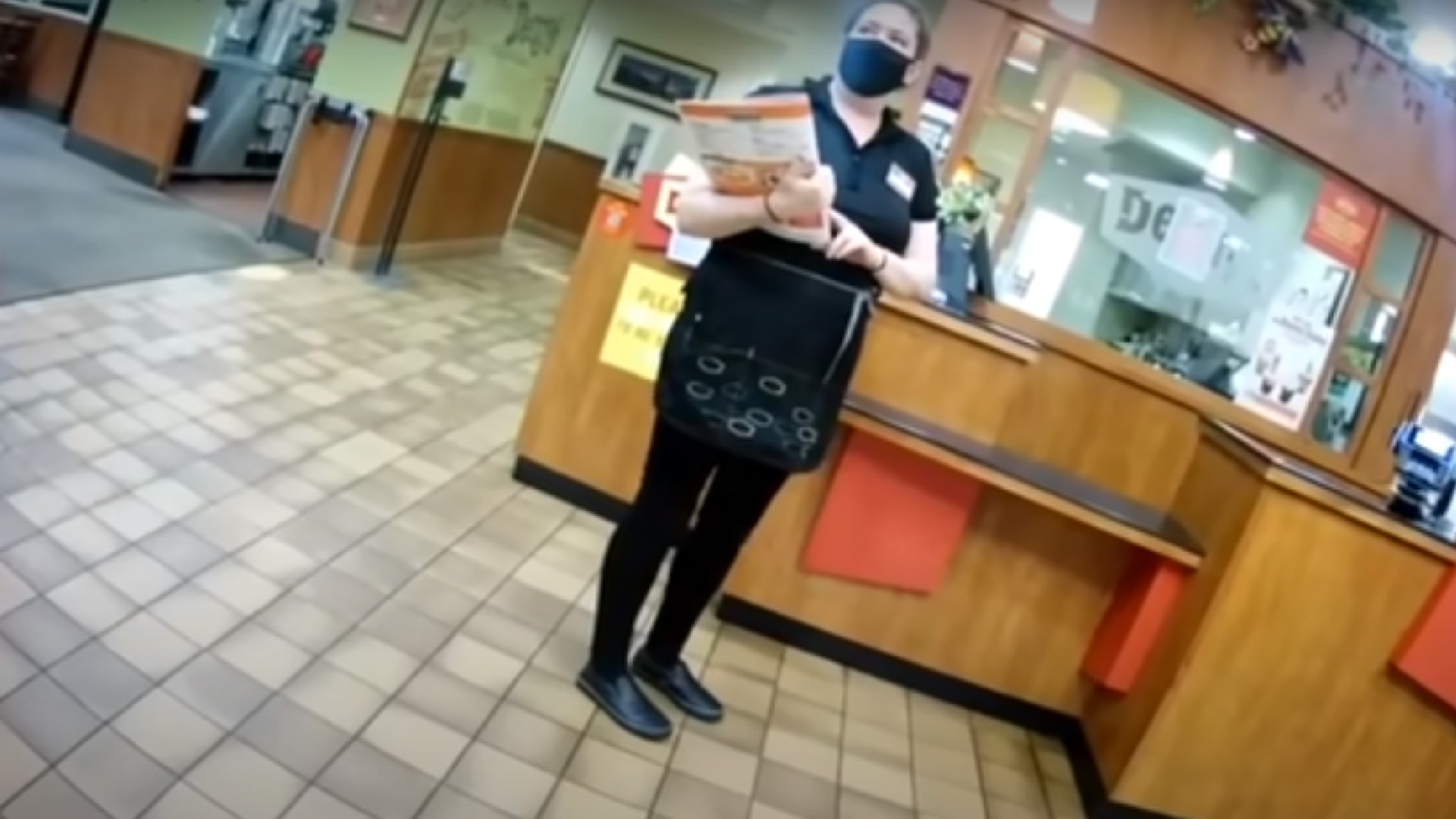 #VIDEO Estalla trabajadora de restaurante contra clientes que se niegan a usar cubrebocas