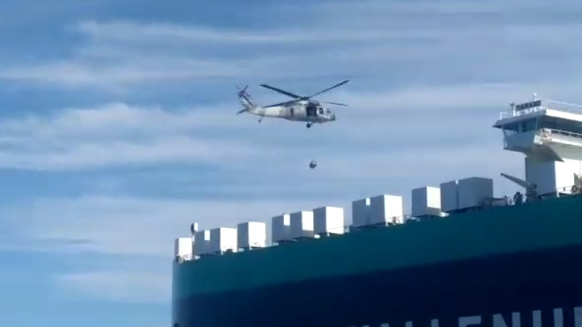 #Video Semar auxilia en BCS a capitán de buque que requería atención médica urgente