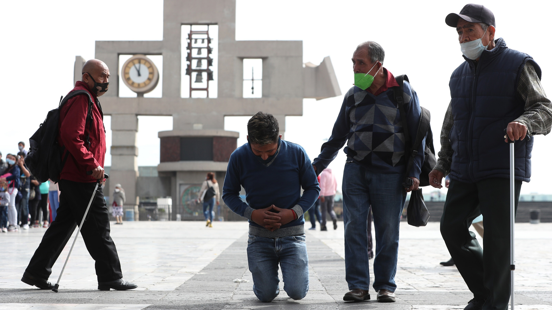 Iglesia pide celebrar a la Virgen de Guadalupe con "responsabilidad" - feligres-entra-de-rodillas-a-la-basilica-de-guadalupe