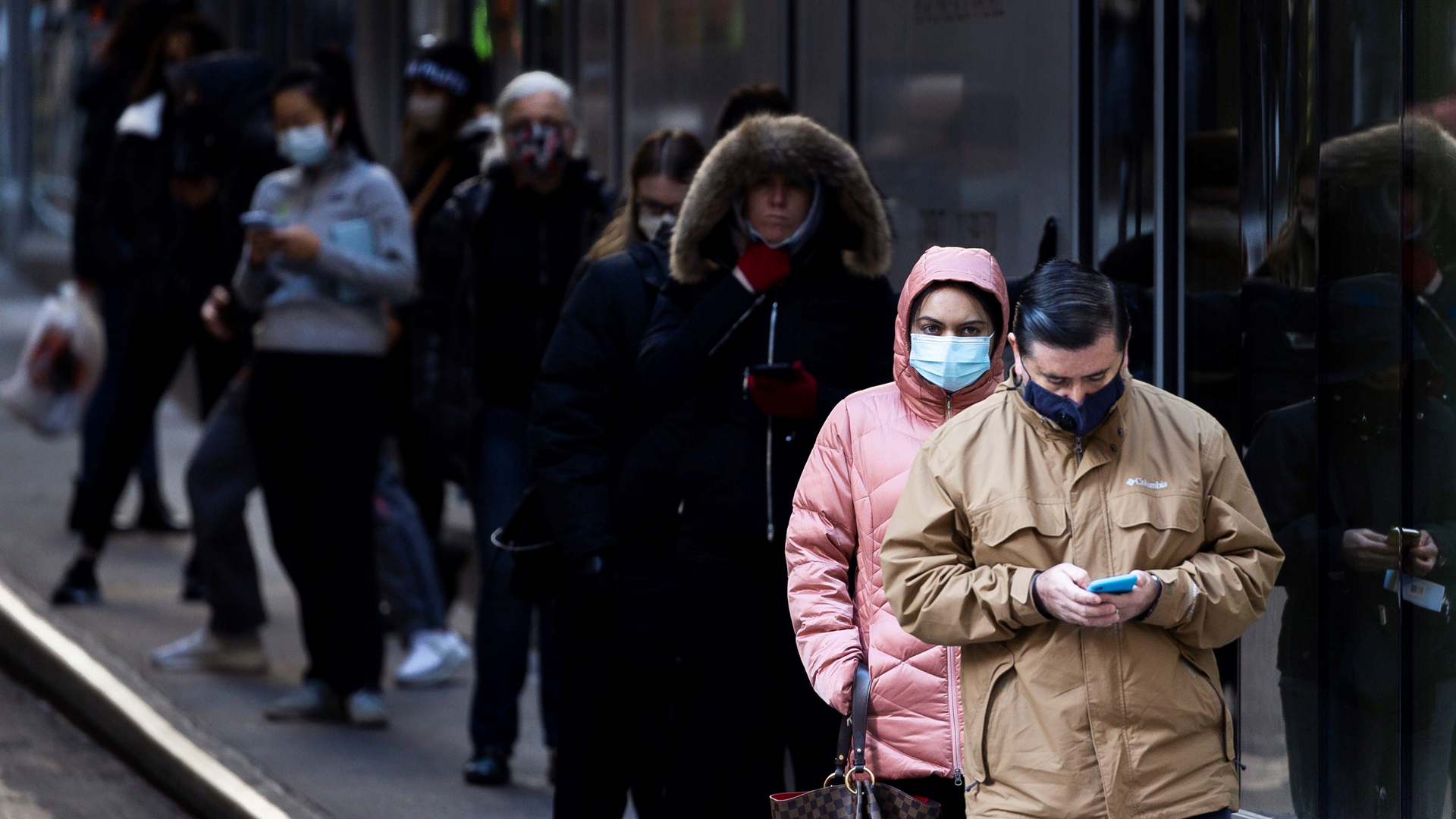 Supera EE.UU. las 350 mil muertes por coronavirus - fila-para-realizarse-prueba-de-covid-19-en-nueva-york-eeuu