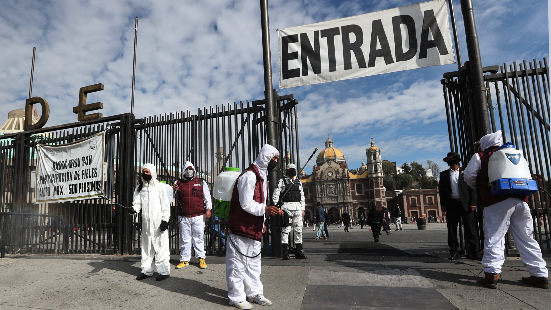 Abarrotan Basílica de Guadalupe previo a cierre por Día de la Virgen - filtro-sanitario-en-entrada-de-la-basilica-de-guadalupe