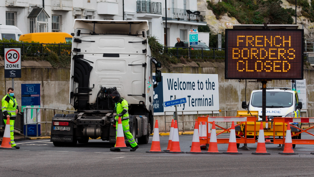 Francia reabre la frontera británica pero impone un control sanitario