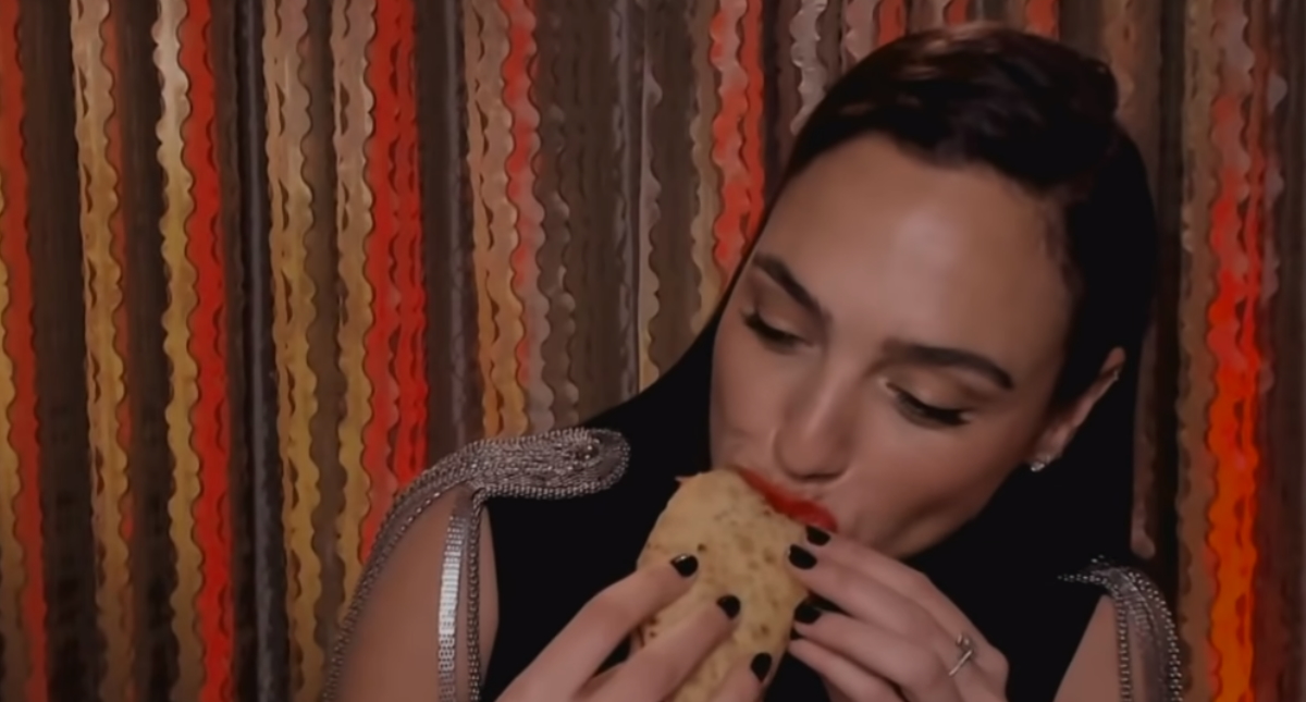 #VIDEO Gal Gadot come de ‘Taco Bell’ por primera vez en su vida; reacción se hace viral