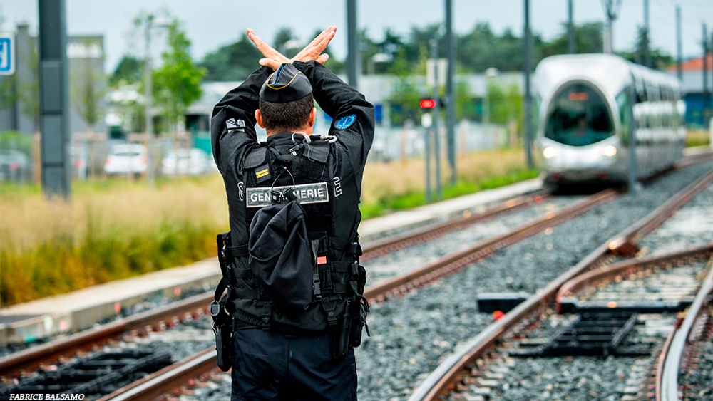 Mata a tres policías en Francia tras golpear a su pareja y luego se suicida