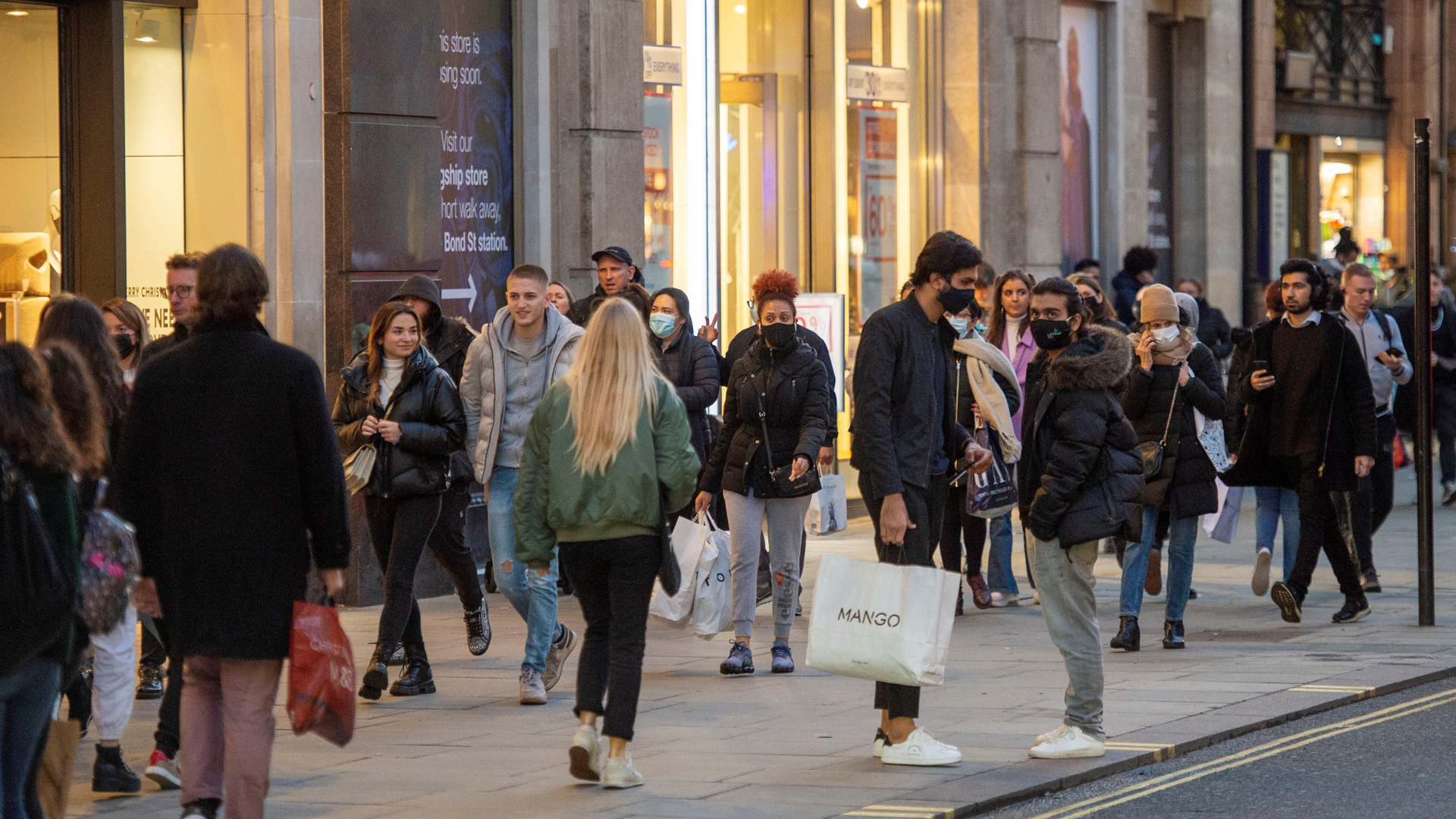 Reino Unido registra nuevo récord diario de contagios de COVID-19 con 55 mil 892 - gente-en-calles-de-londres-durante-pandemia-de-covid-19
