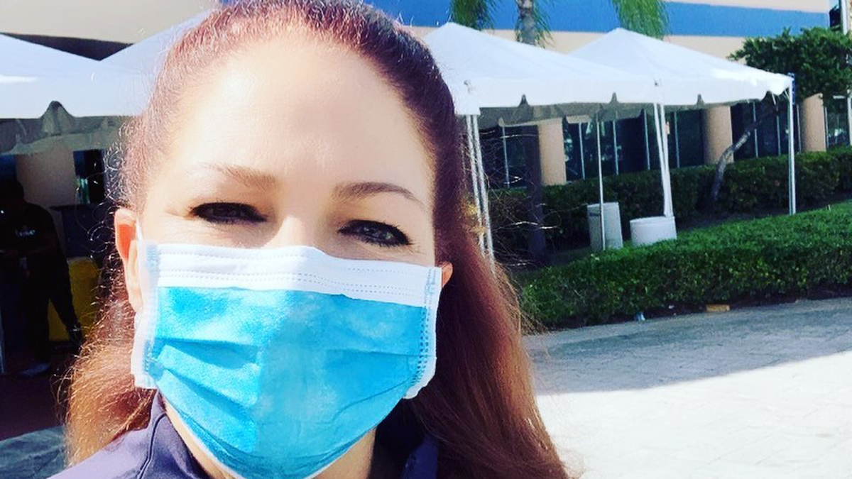Revela Gloria Estefan que tuvo COVID-19 en noviembre - gloria-estefan-con-cubrebocas