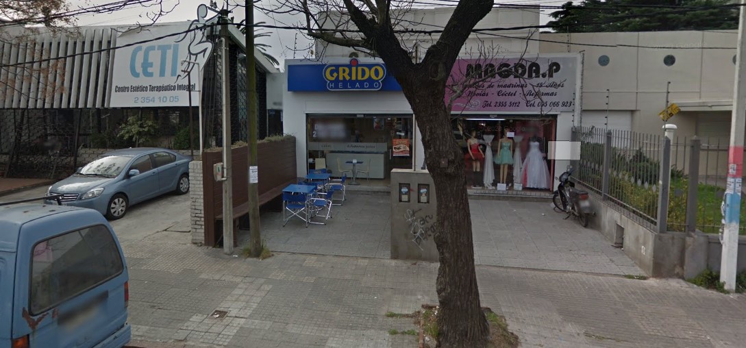 #Video Policía frustra robo mientras comía helado con su hijo; hiere a un asaltante - heladeria-uruguay-asalto