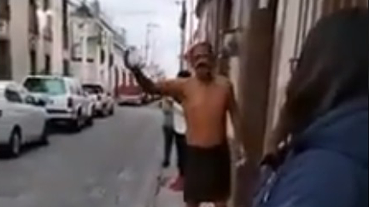 #Video Hombre amenaza a mujer en Querétaro por no dejarlo dormir con su plática