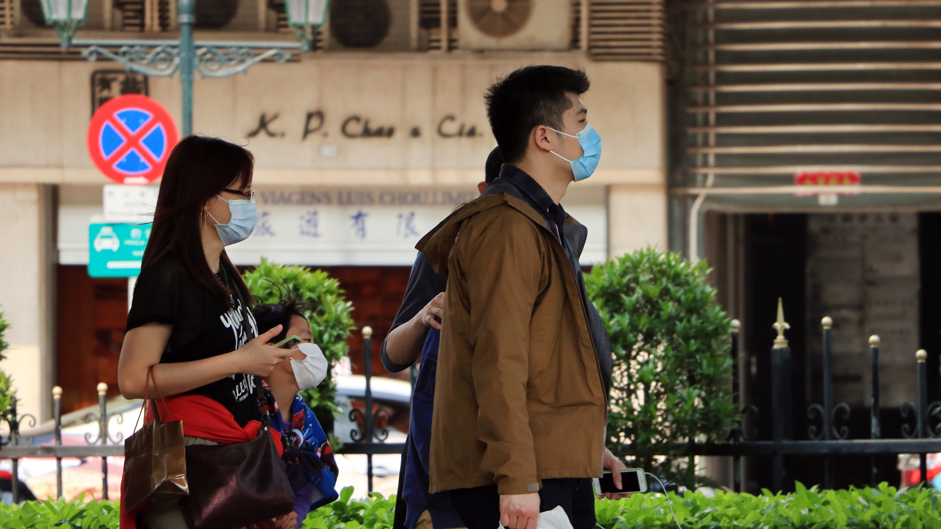 Hombres tienen tres veces más probabilidades de sufrir COVID-19 grave, según estudio - hombre-con-cubrebocas-en-la-calle