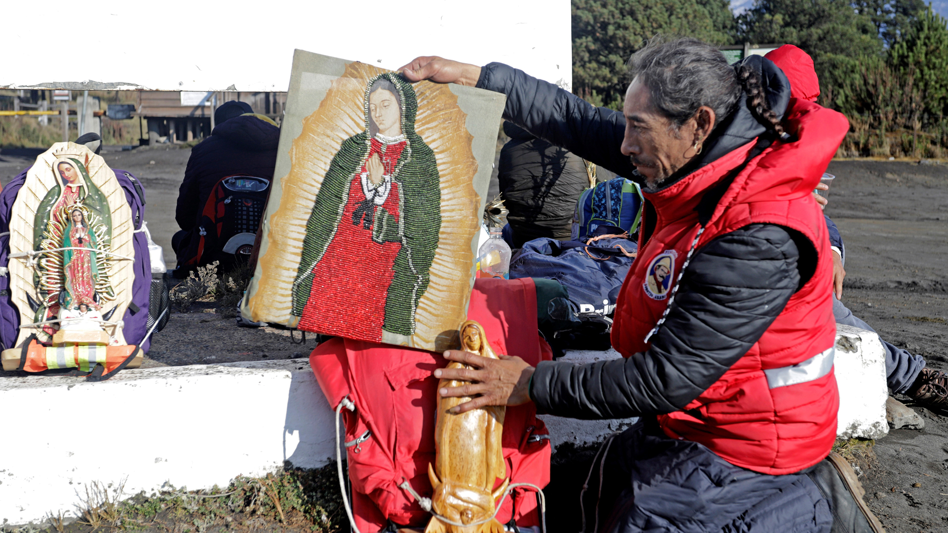 Parte desde Puebla peregrinación hacia la Basílica de Guadalupe pese a cierre por COVID-19 - imagenes-de-la-virgen-de-guadalupe-que-cargan-peregrinos