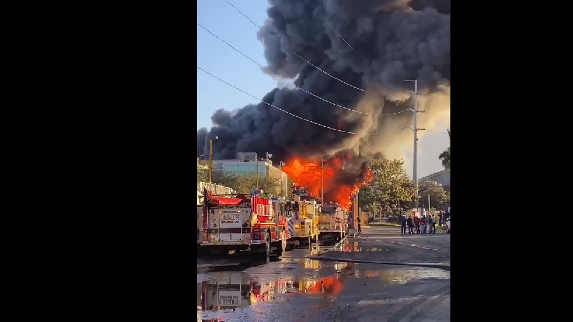#VIDEO Fuerte incendio en empresa de Guadalupe, Nuevo León