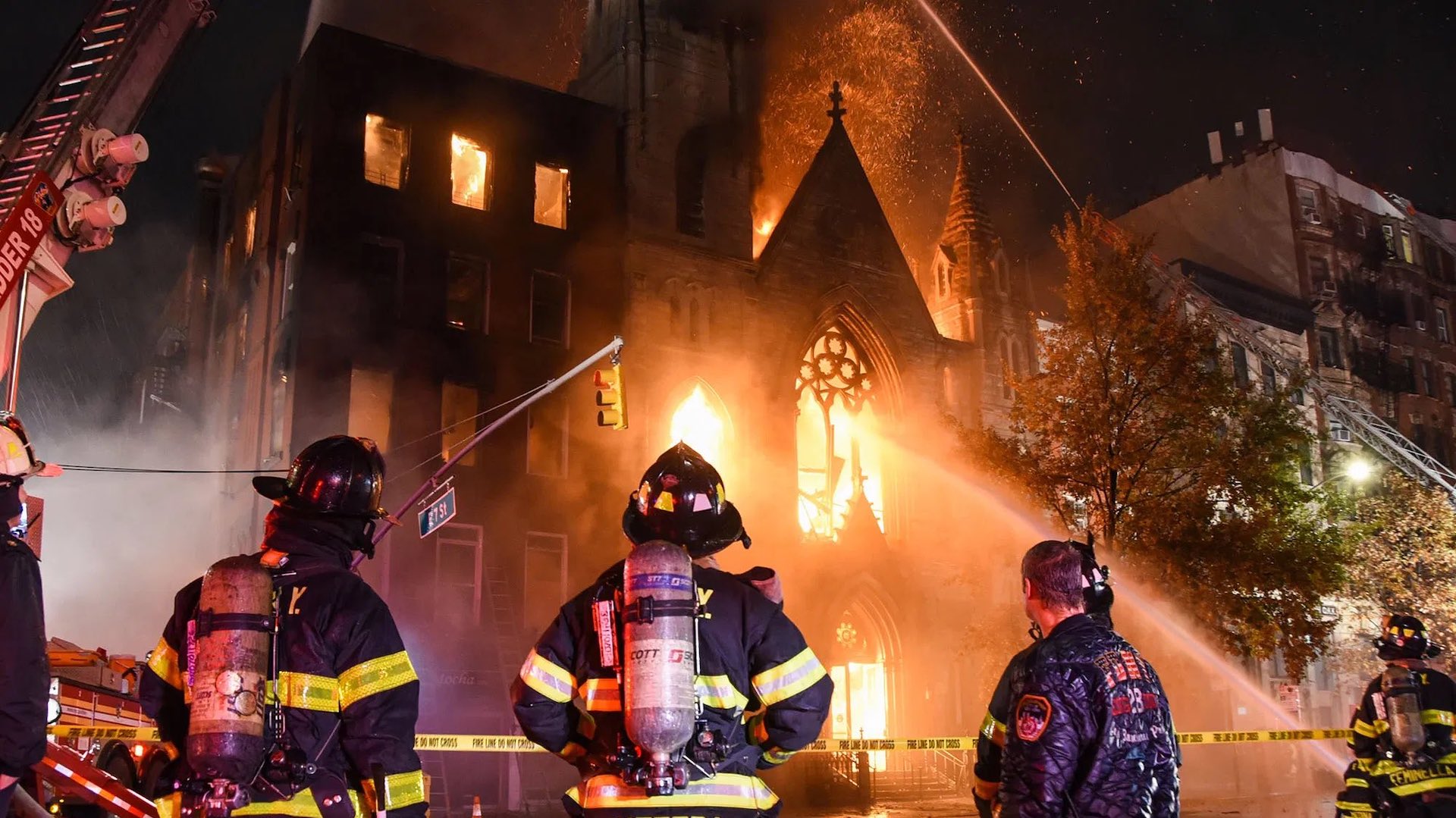 Incendio daña iglesia centenaria de Nueva York, sin reporte de víctimas