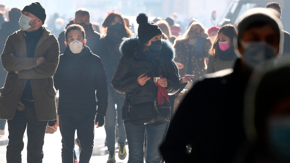 Muertes por COVID-19 suben a 1.6 millones, con 70.8 millones de contagios