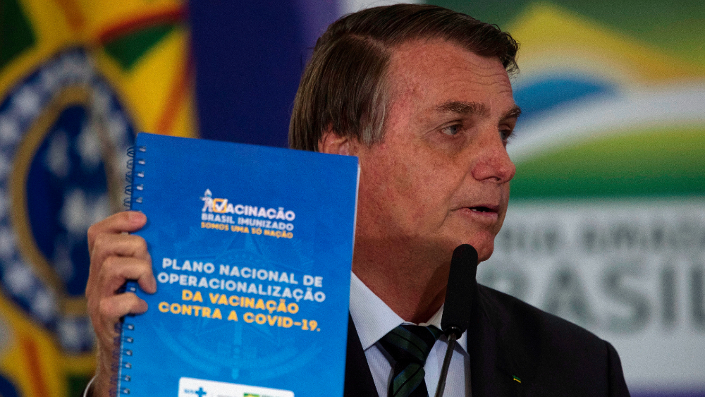 Bolsonaro dice no sentirse presionado para que Brasil inicie la vacunación