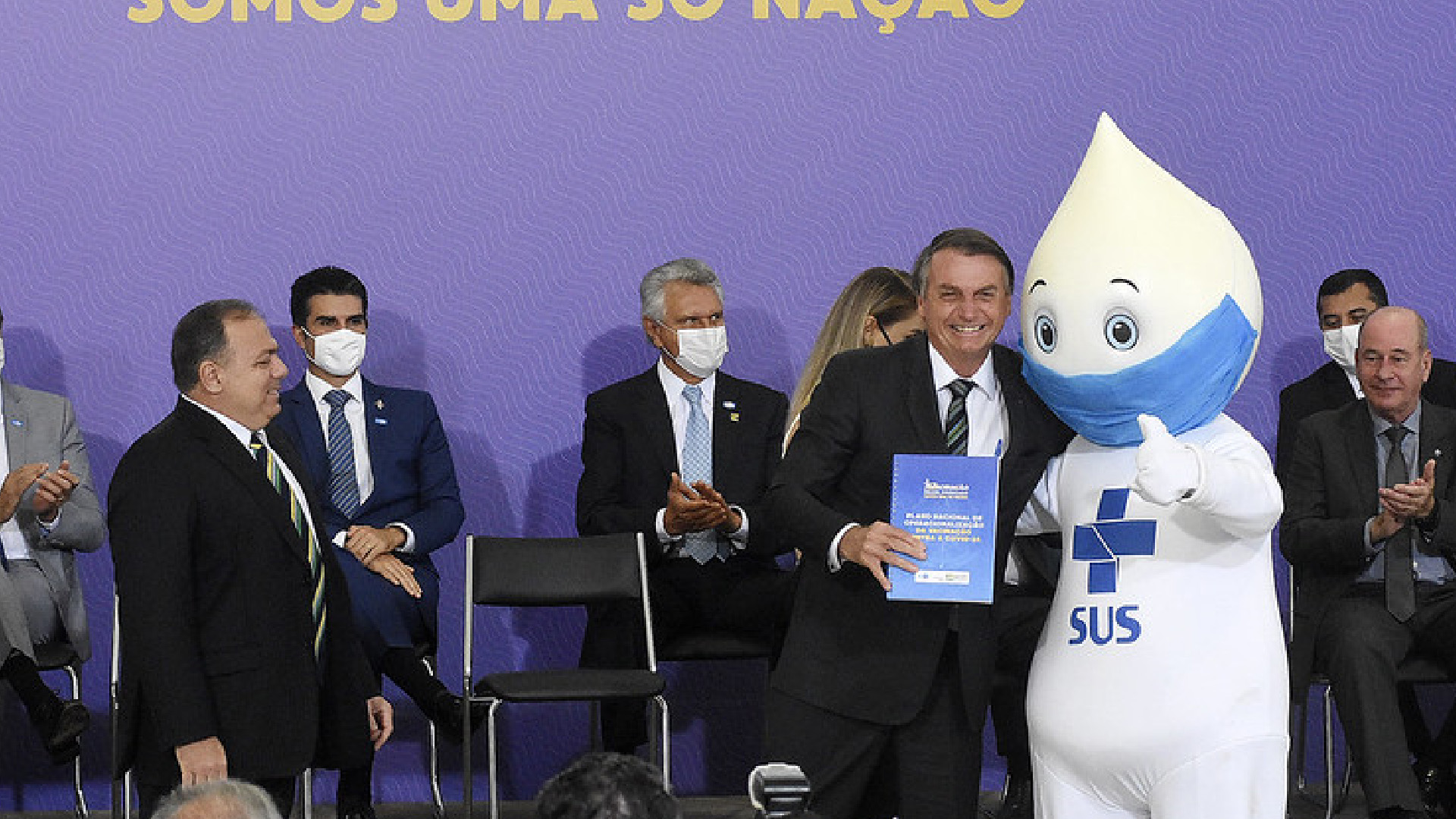 Jair Bolsonaro descarta que vacunación contra COVID-19 esté atrasada en Brasil