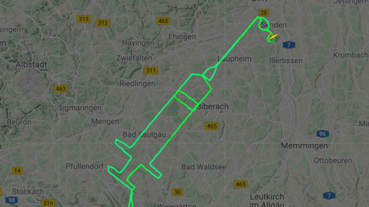 #Video Piloto alemán traza jeringa en el cielo por vacunación contra COVID-19