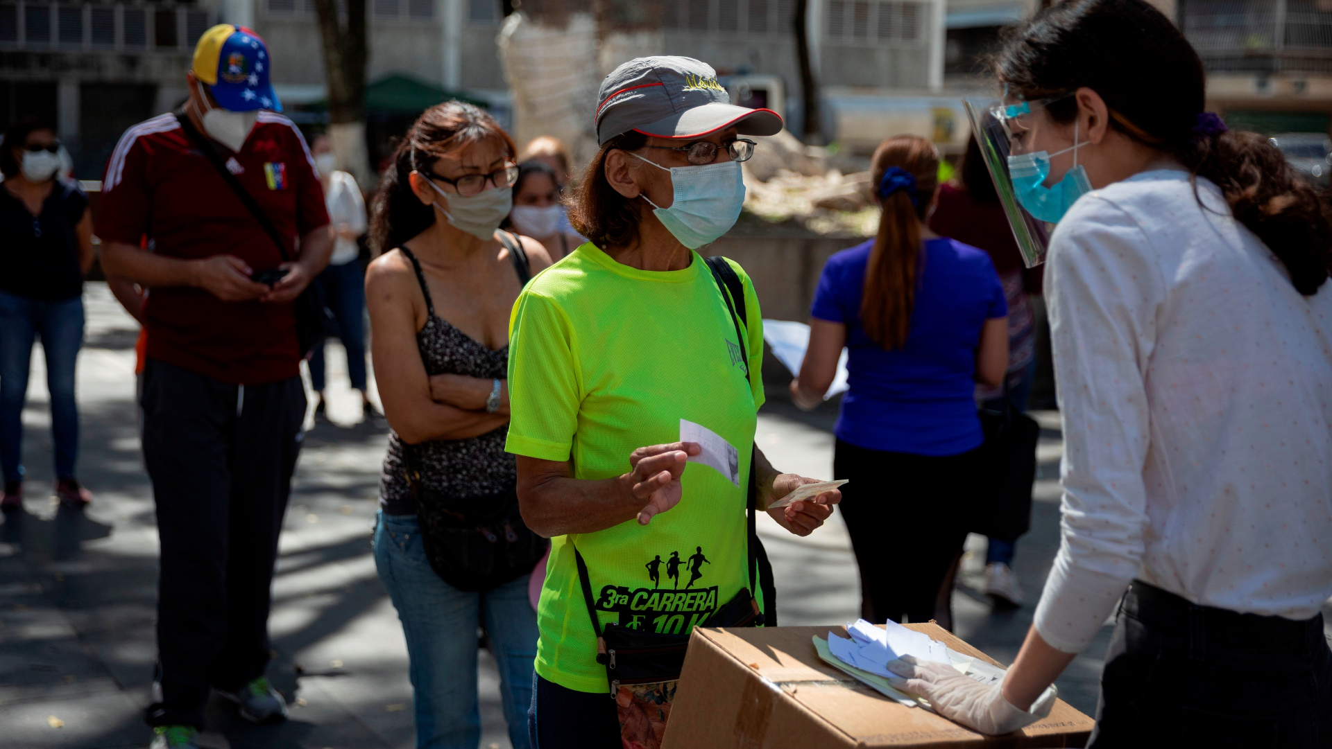 Guaidó celebra la participación en su consulta, pese a la baja asistencia