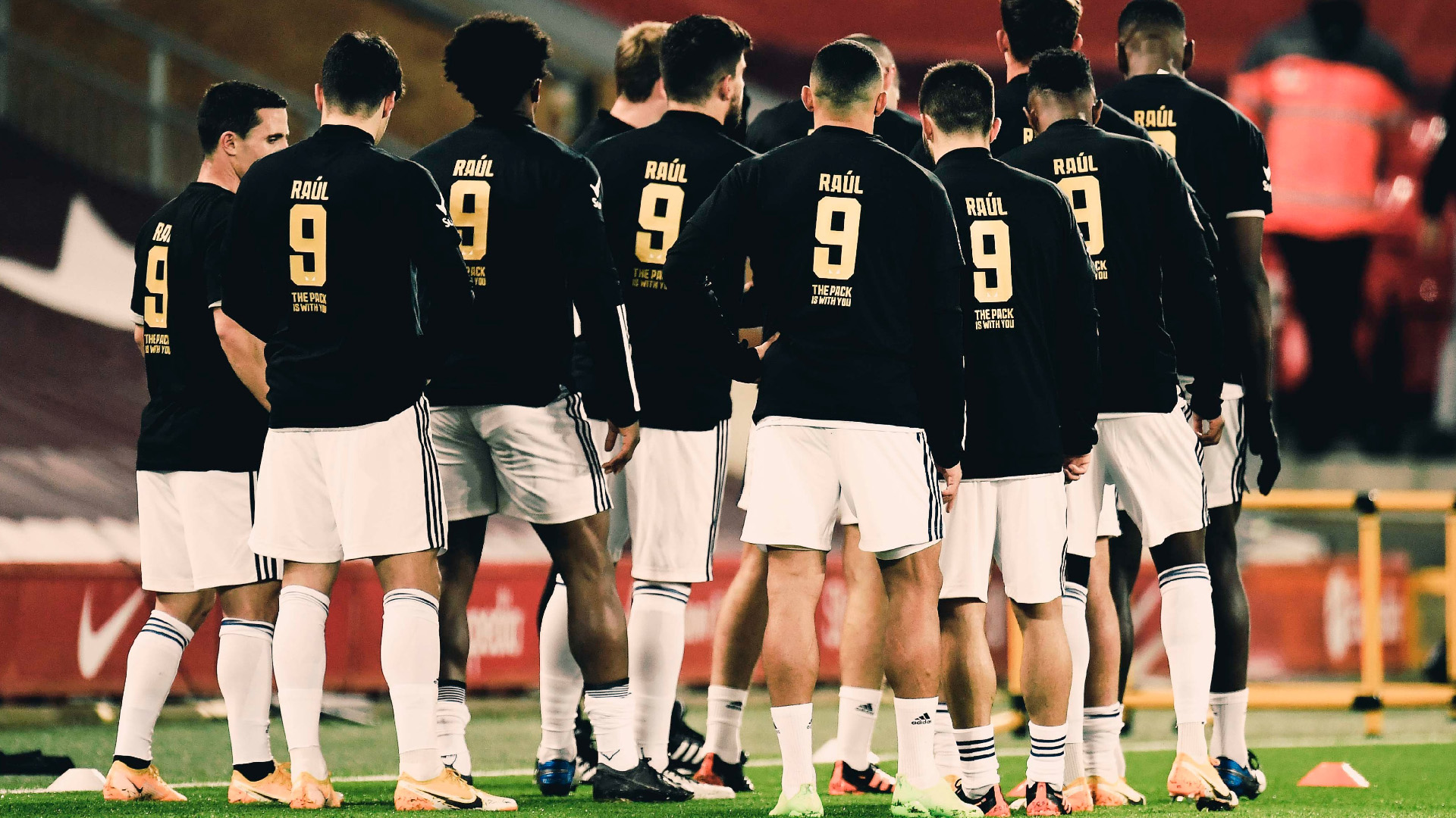 Jugadores del ‘Wolves’ calientan con camisetas de apoyo a Raúl Jiménez