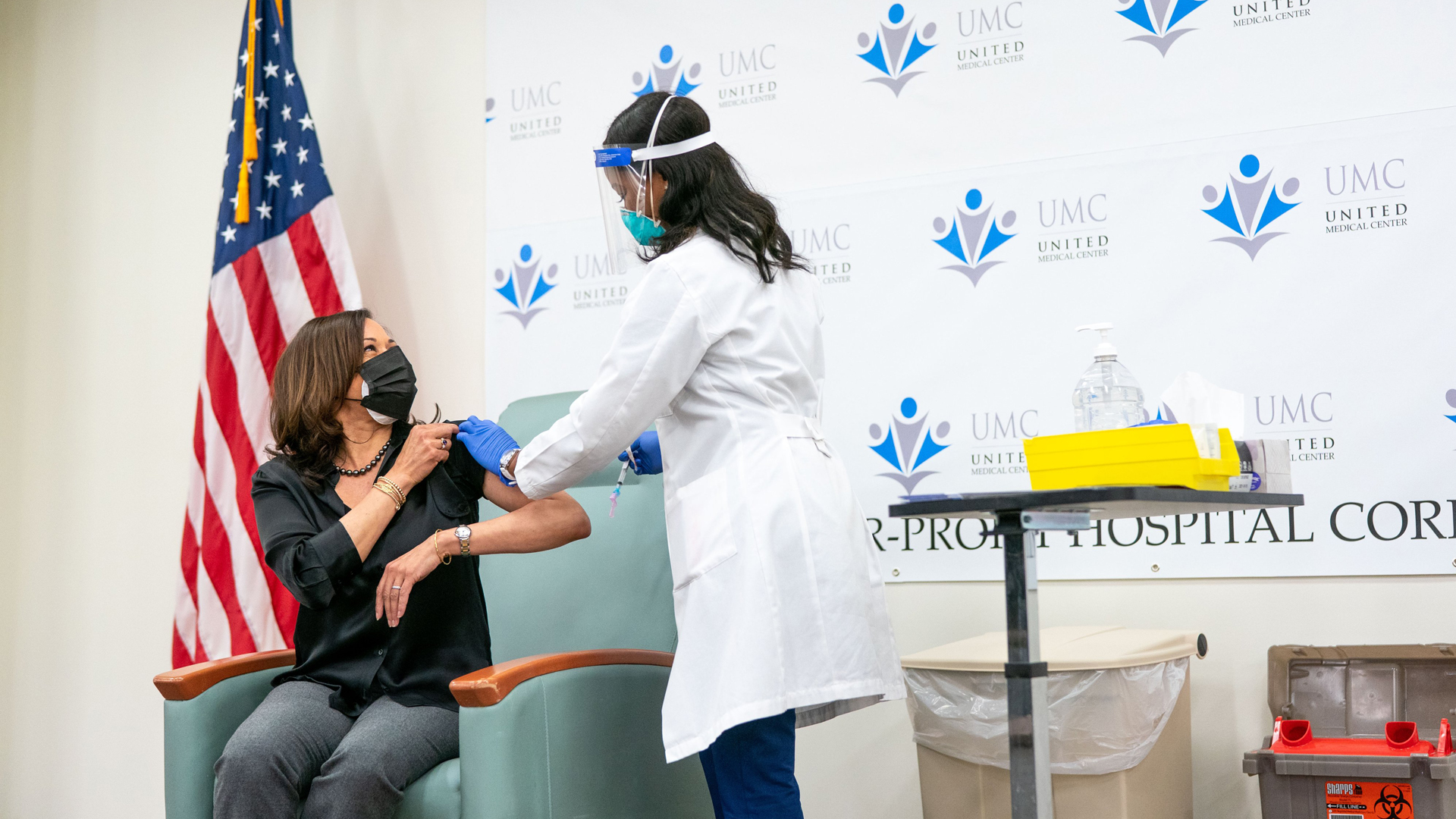 #Video Se vacuna Kamala Harris contra COVID-19