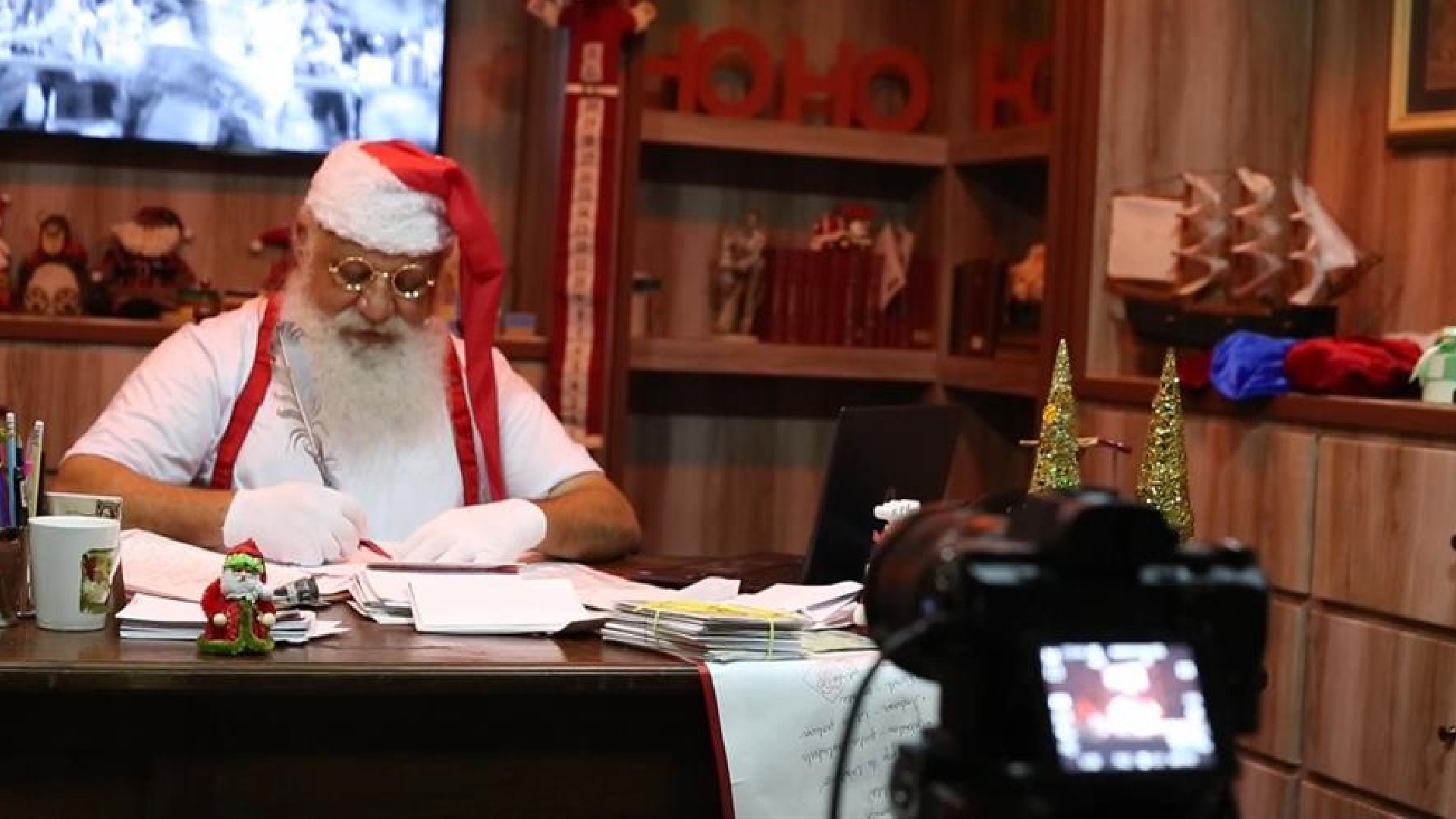 La “nueva normalidad” de un Santa Claus en Brasil: abrazos virtuales a través de una pantalla