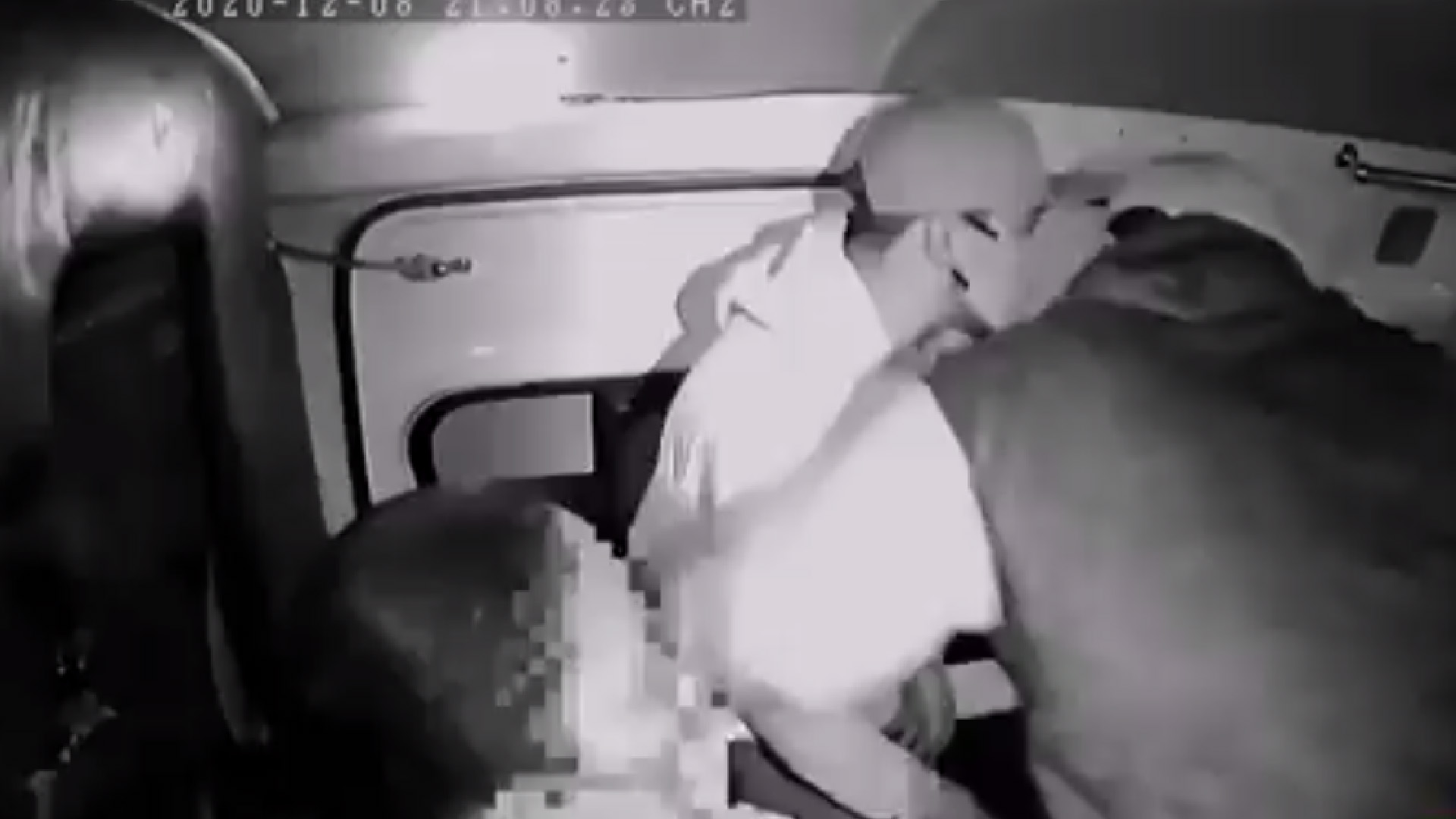 #VIDEO Criminal regresa objeto a víctima durante asalto a combi en Neza