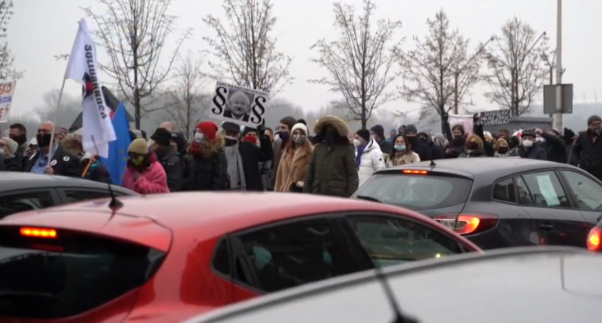 Miles de personas protestan en Varsovia contra el Gobierno polaco