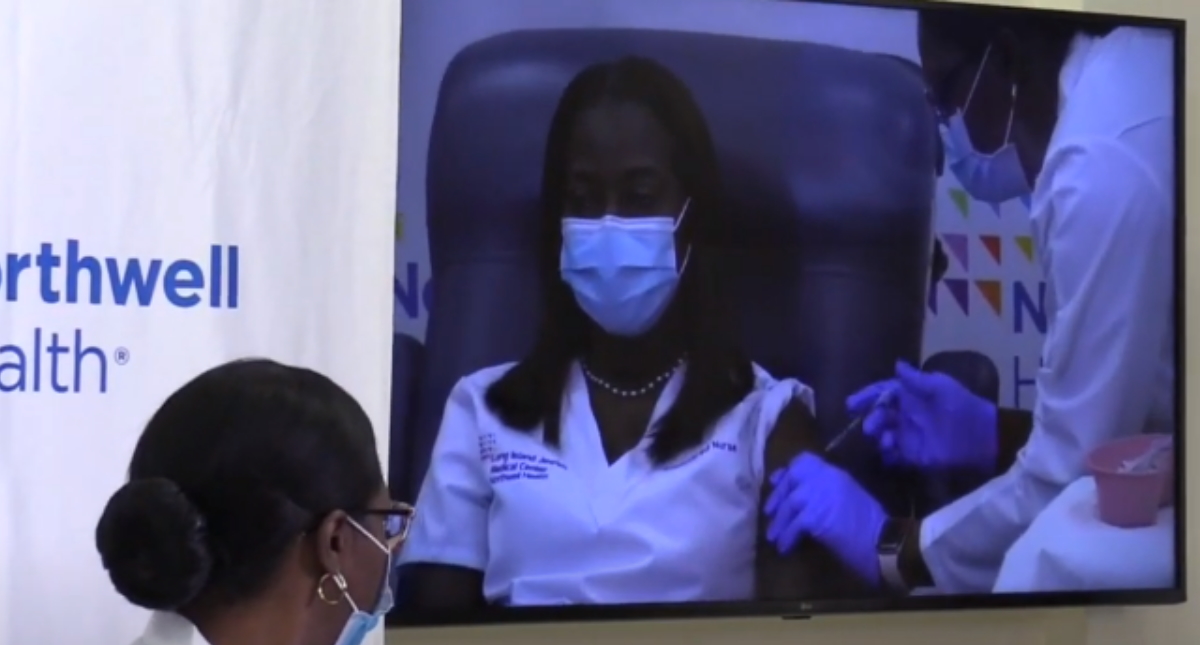 Una enfermera de Queens, la primera neoyorquina en recibir la vacuna