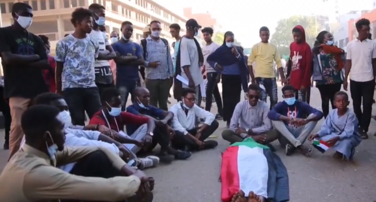 Miles de sudaneses exigen reformas en el segundo aniversario de la revuelta Miles de sudaneses exigen reformas en el segundo aniversario de la revuelta