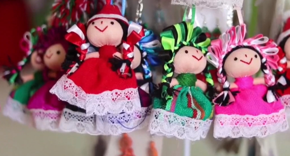 Muñecas otomíes se visten de navidad para superar crisis Muñecas otomíes se visten de navidad para superar crisis