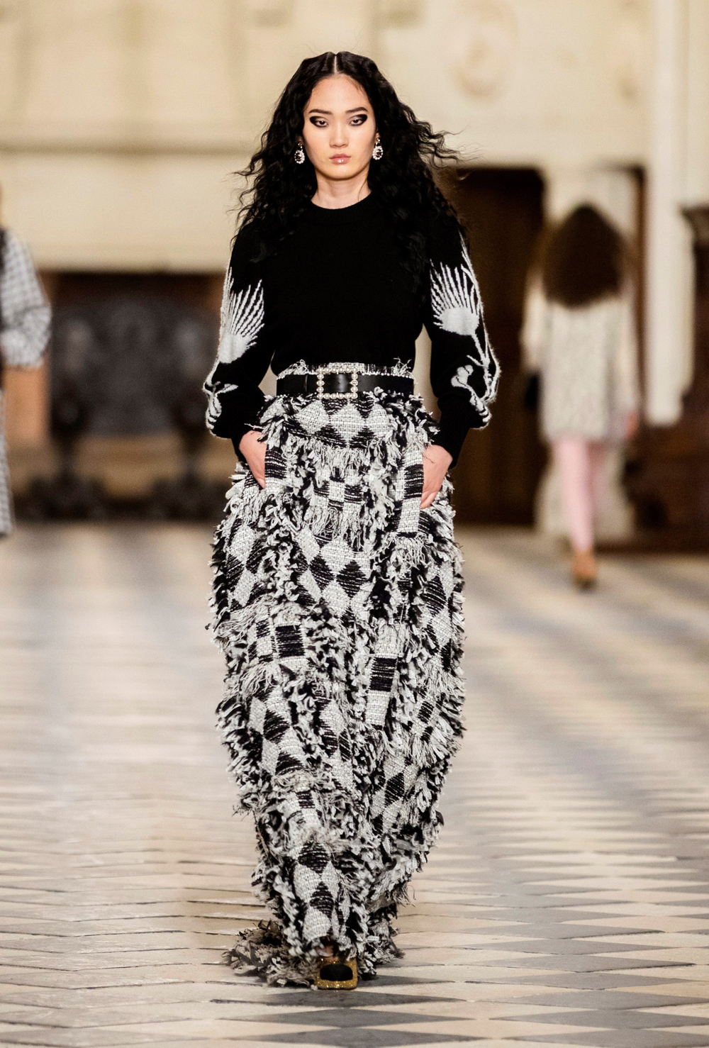 Caballeros, reinas y juego de damas en la pasarela de Chanel - linea-metiers-dart