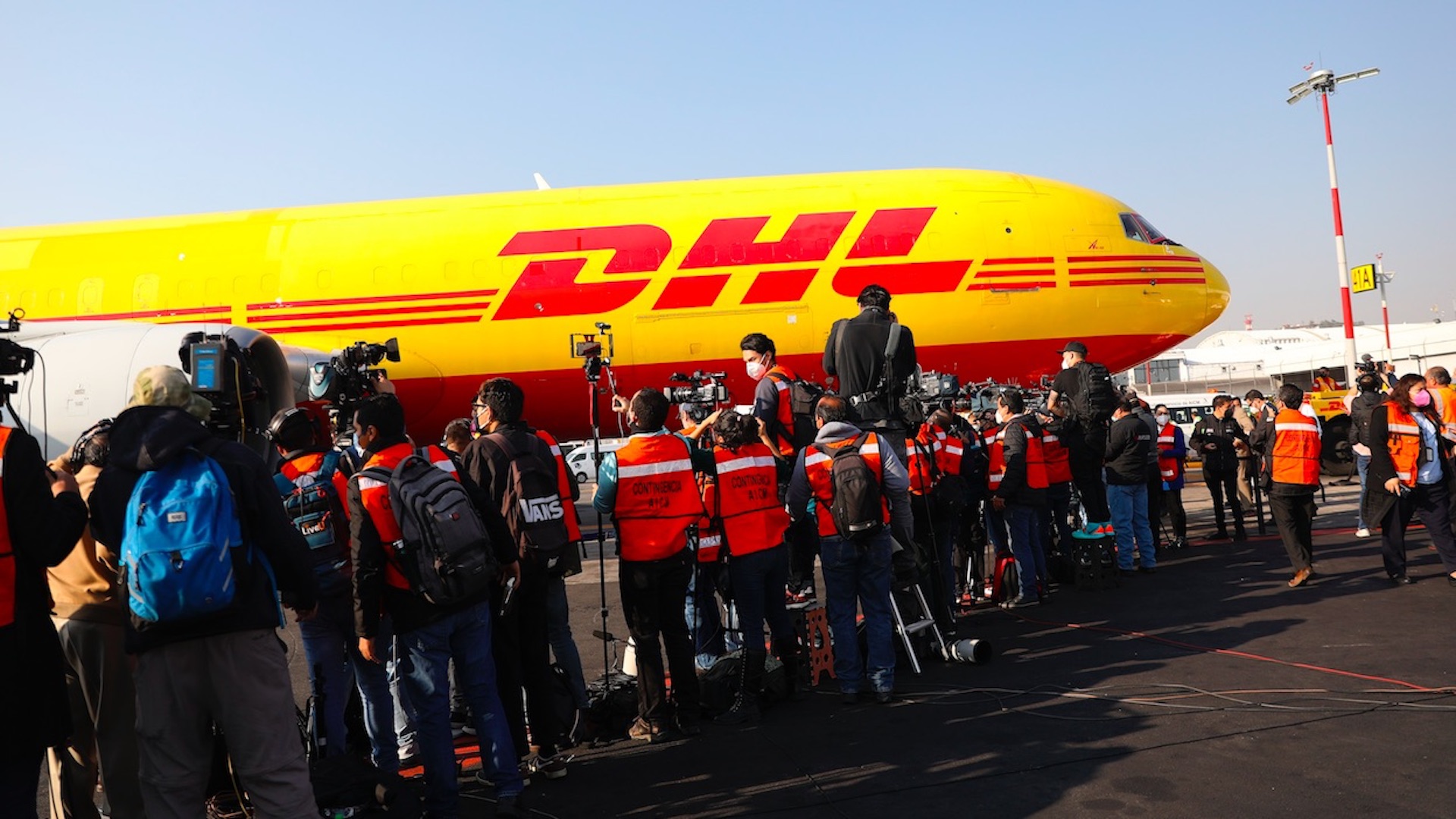 La esperanza y las dudas aterrizan en México con las primeras vacunas de Pfizer