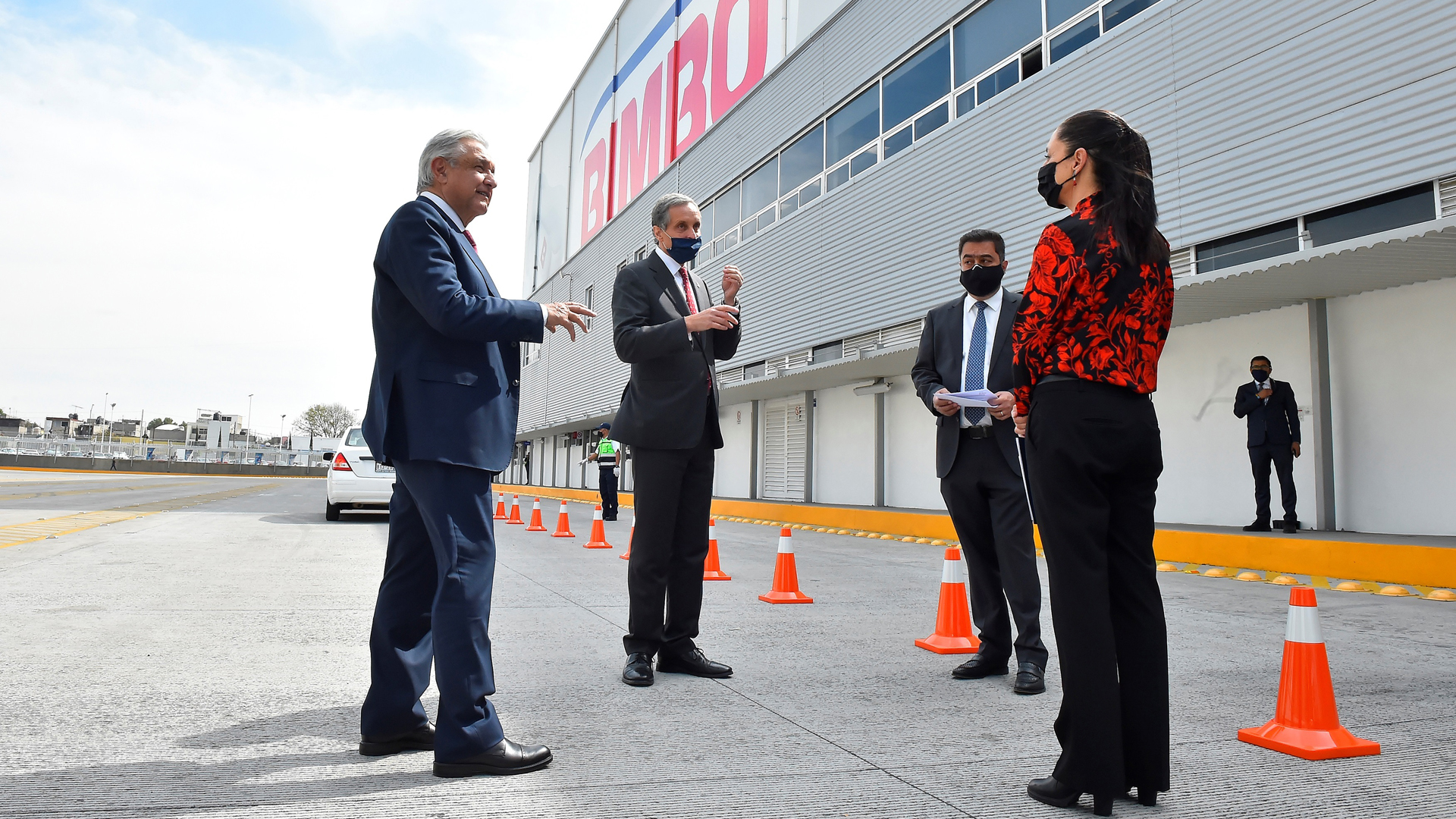 Llama López Obrador a producir alimentos sanos para eliminar etiquetado frontal - lopez-obrador-junto-a-claudia-sheinbaum-y-empresarios-de-bimbo-en-inauguracion-de-centro-de-distribucion