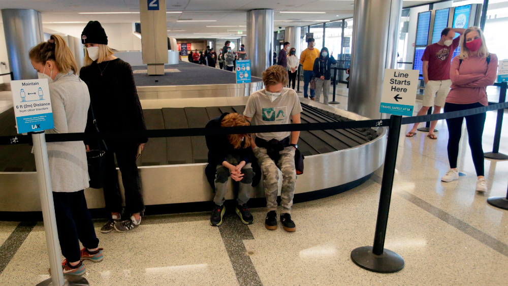 Millones de estadounidenses viajan por Navidad pese al COVID-19