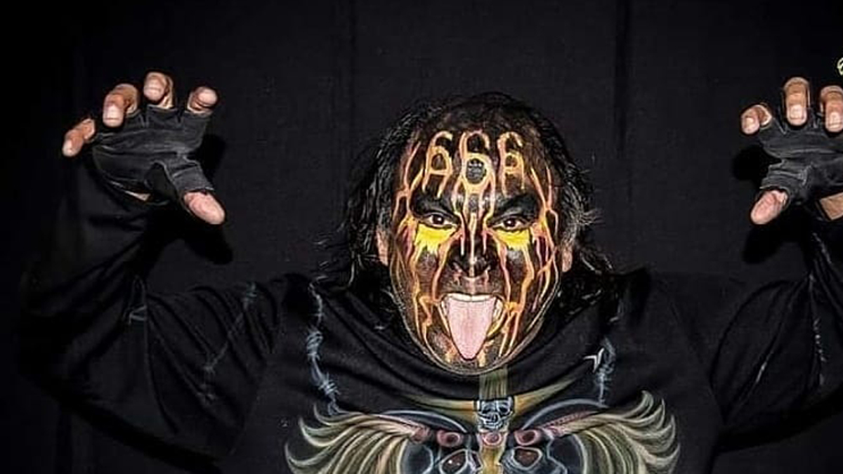 Hospitalizan al luchador Damián 666 por COVID-19