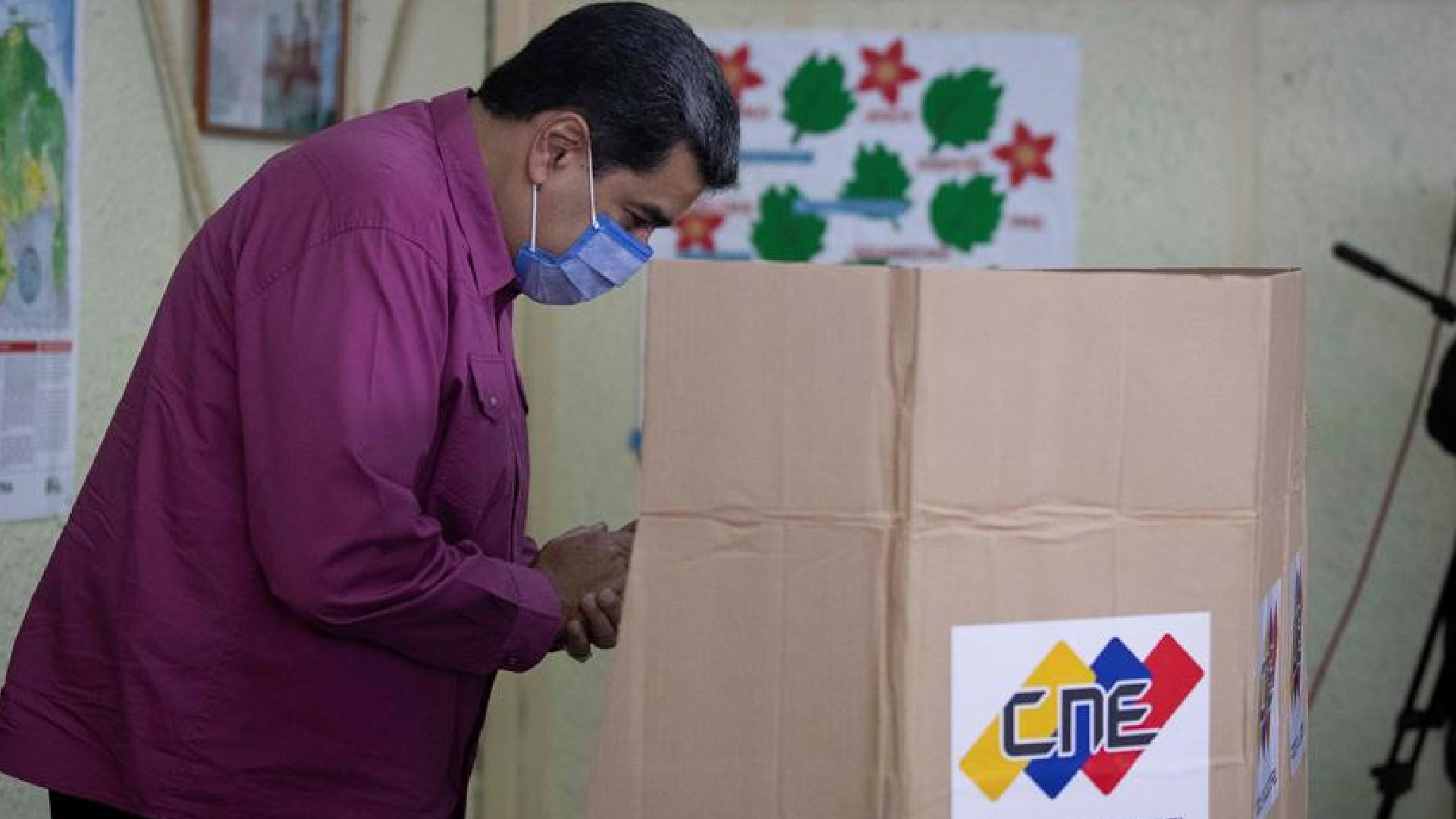 Maduro vota en las elecciones legislativas de Venezuela; pide dirimir diferencias a través del diálogo