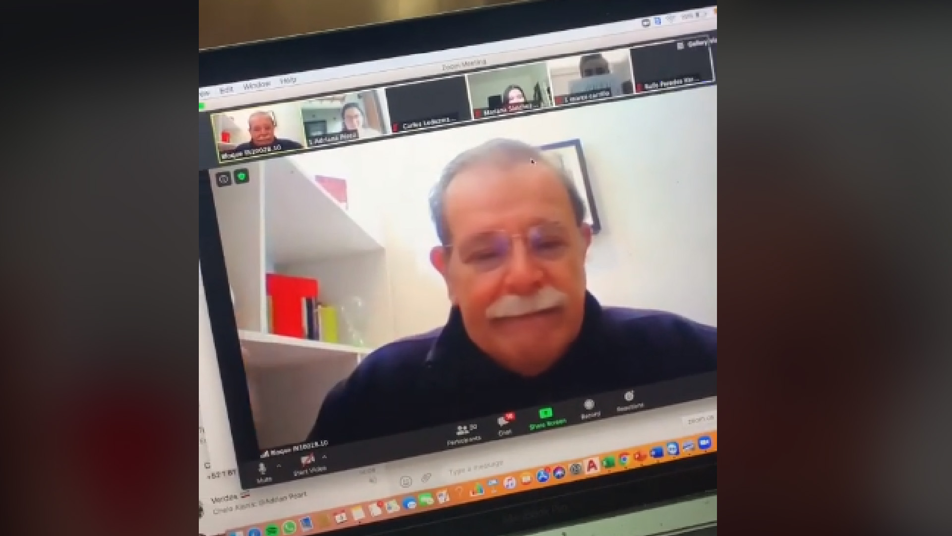 #Video Profesor rompe en llanto durante clase en línea por sorpresa preparada por alumnos