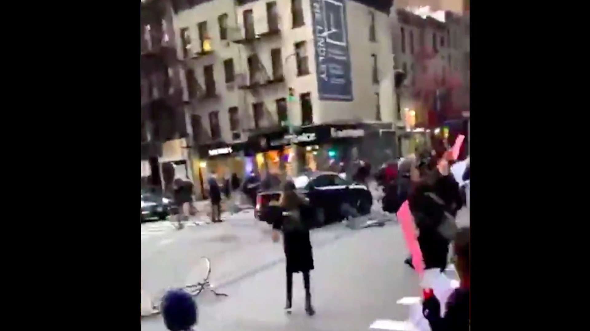 #Video Vehículo atropella a manifestantes en Manhattan; hay al menos seis heridos