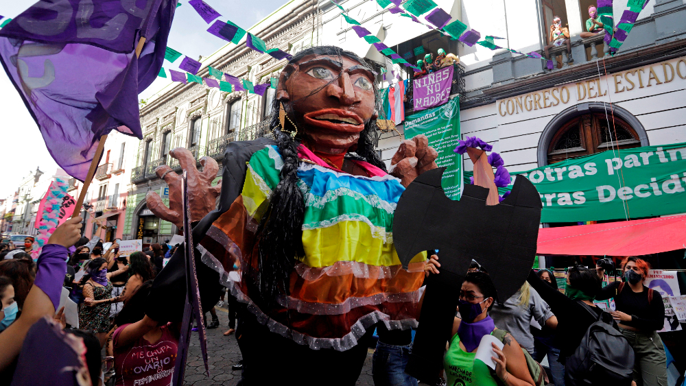 Feministas en Puebla exigen despenalizar el aborto y justicia en feminicidios