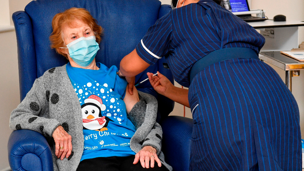 Primera mujer vacunada contra COVID-19 recibe su segunda dosis