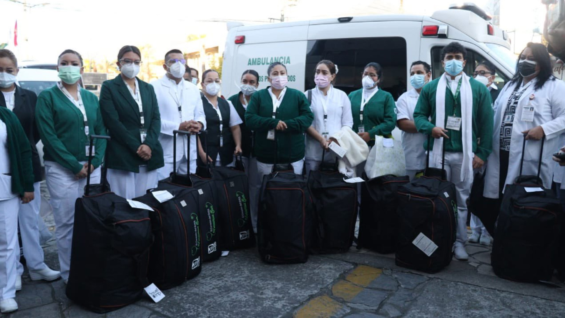 Médicos de otros estados llegan a Ciudad de México para apoyar contra COVID-19