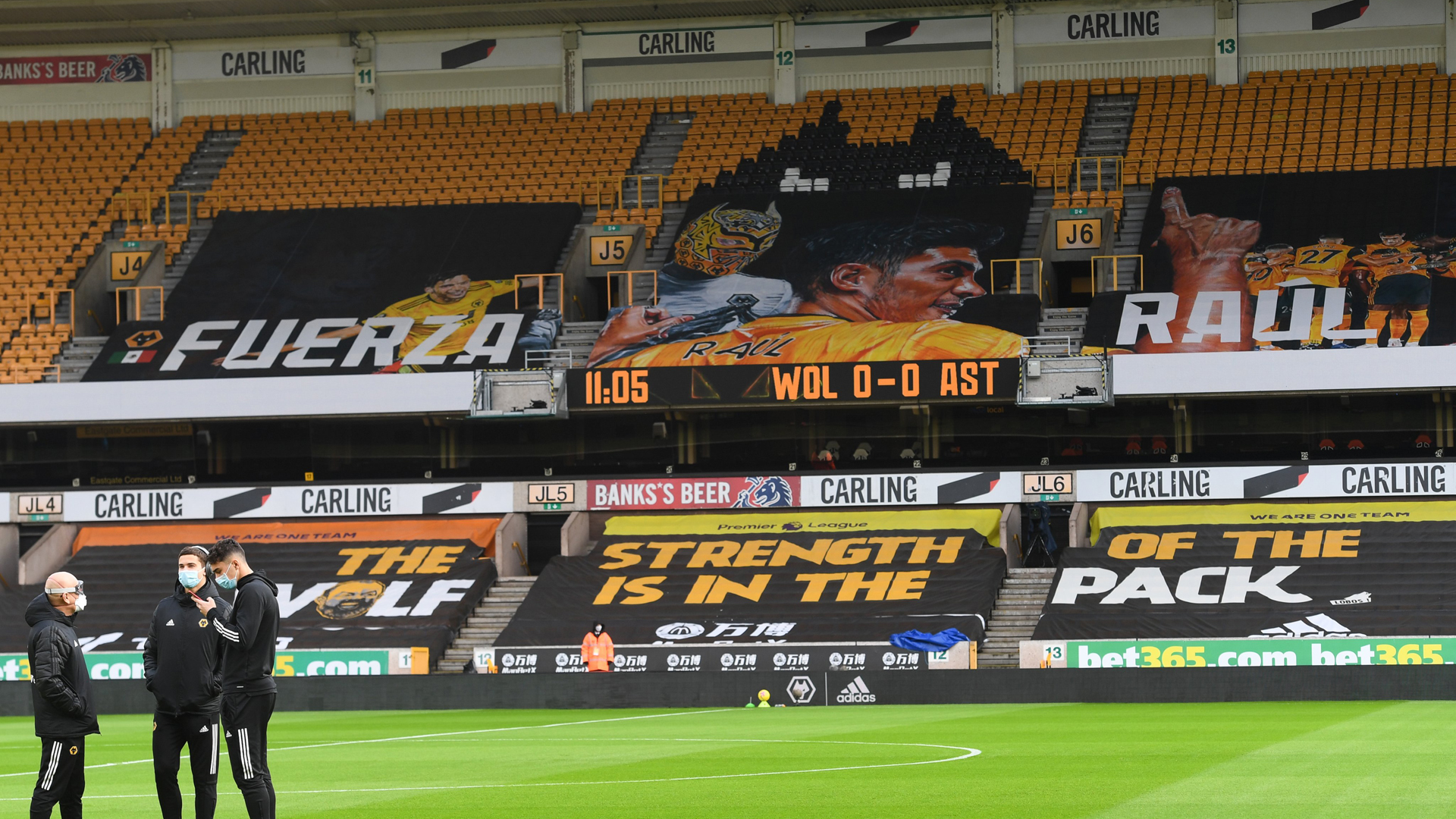 #Video Homenajean a Raúl Jiménez en estadio de los Wolves; le desean pronta recuperación