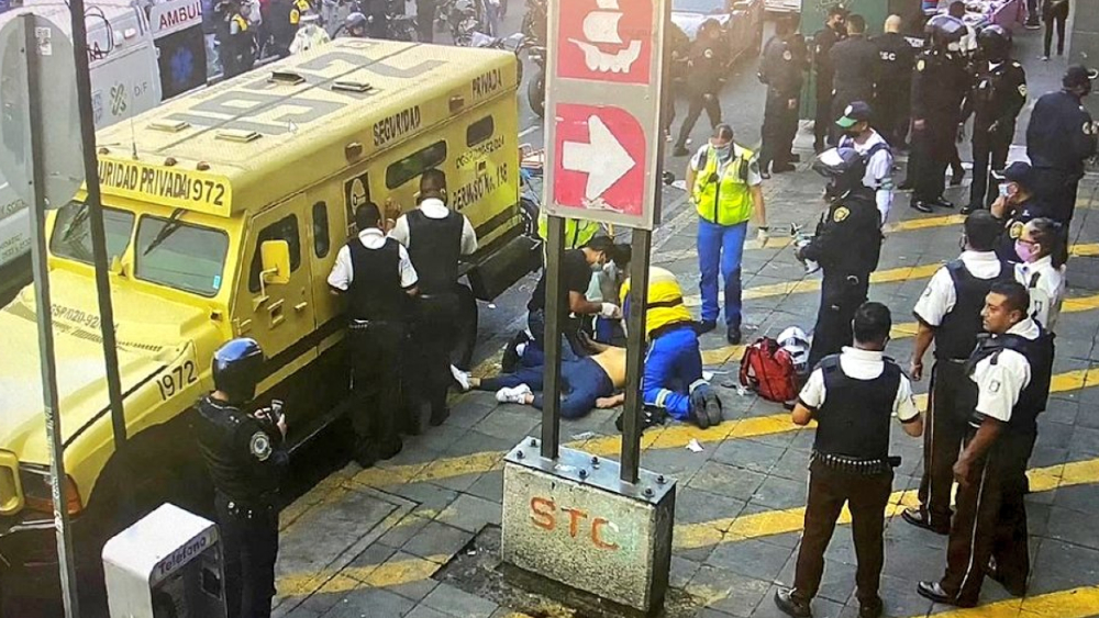 Un muerto tras presunto intento de asalto afuera del Metro Isabel la Católica