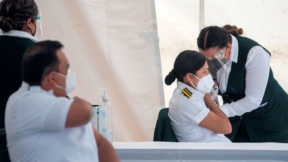 Estima AMLO que con vacunas de Pfizer se inmunice a médicos; vacunación de adultos mayores iniciaría en enero