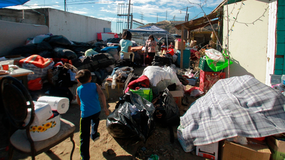 Migrantes apoyan a damnificados por incendios en Tijuana Migrantes apoyan a damnificados por incendios en Tijuana