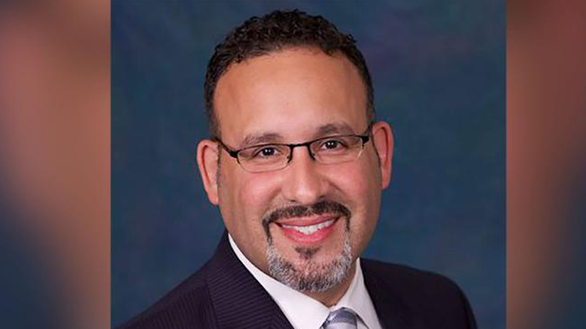 Biden nominaría al latino Miguel Cardona como secretario de Educación